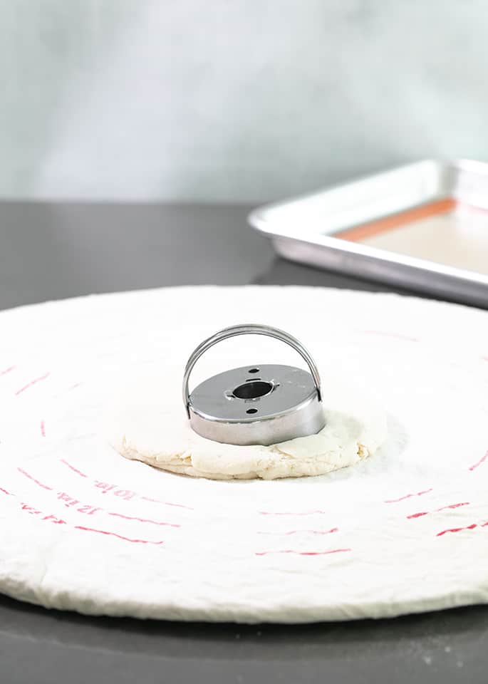  Pâte sur un plateau avec un coupe-beignet