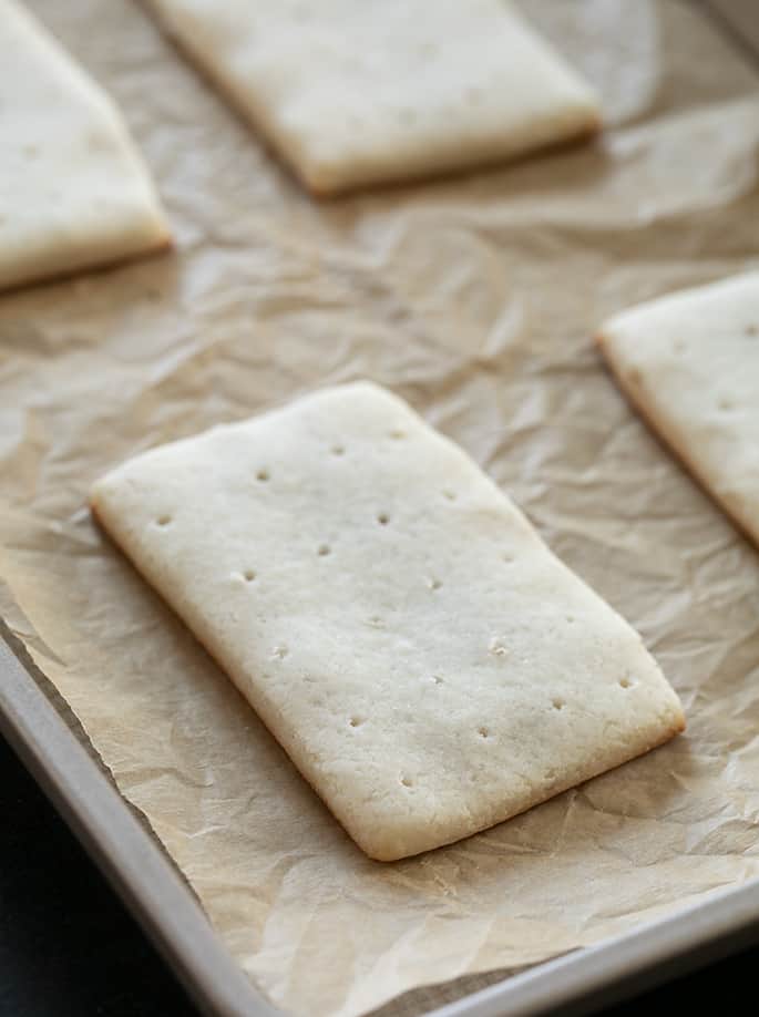  nybakade glutenfria popkakor som ännu inte har glaserats. 