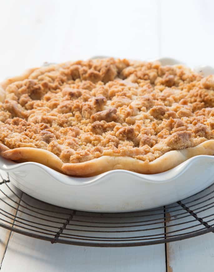 Een close-up van een appeltaart in een witte bakvorm