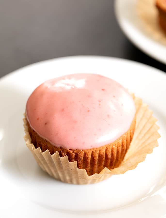 Cupcake alle fragole su un piatto con la fodera che si stacca