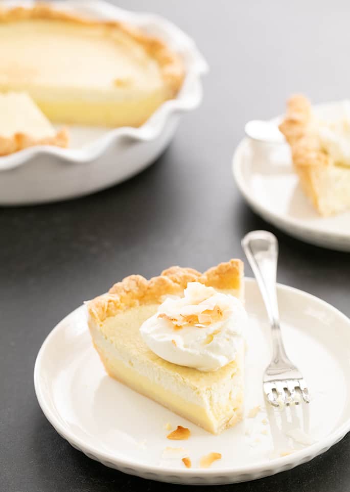  Coconut cream pie skive på en tallerken og i pie pan