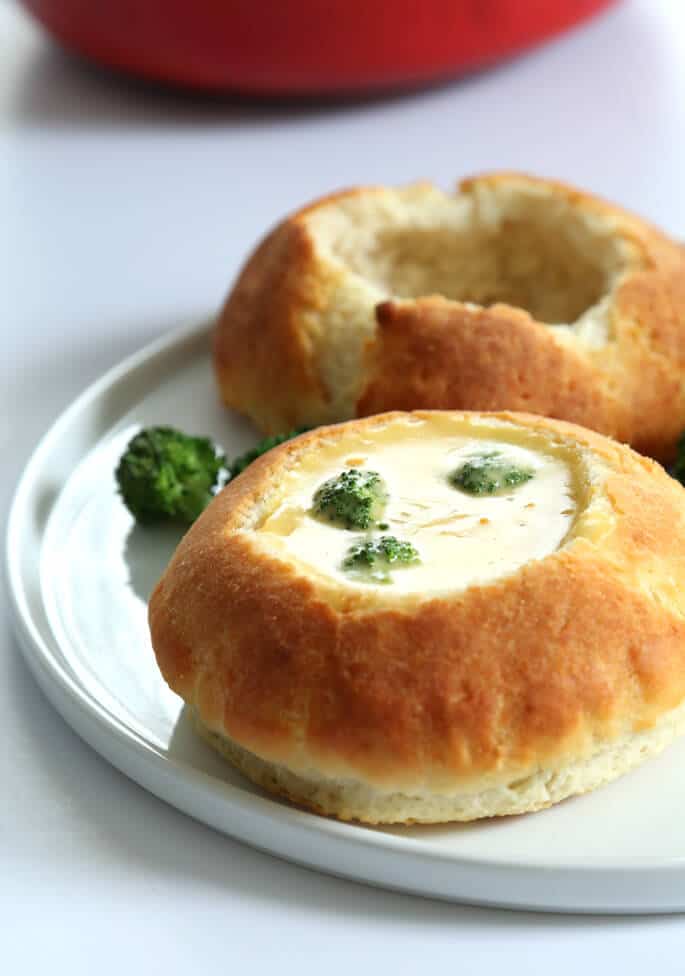 Brokkoli-Cheddar-Suppe in einer Brotschale mit hohlem Brot im Rücken