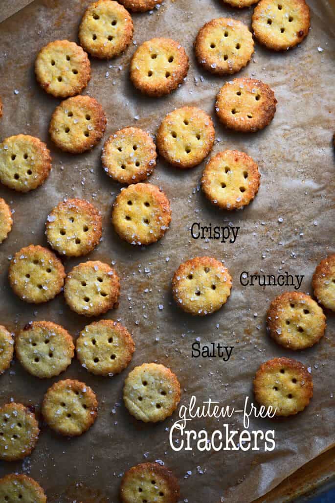 Biscoitos crocantes, sem glúten, feitos com farinha de milho para uma dentada e queijo parmesão para um sabor profundo. Perfeição!