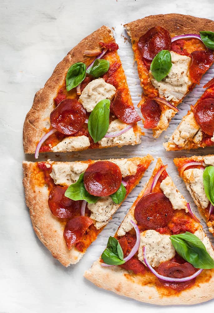 Overhead bilde Av Paleo pizza skiver