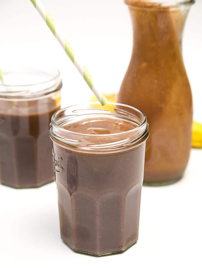 een gezonde Paleo smoothie gemaakt met slechts 4 ingrediënten, waaronder amandel-of kokosmelk, dadels, bananen en Cacaopoeder. Als chunky monkey, maar zonder toegevoegde suiker!