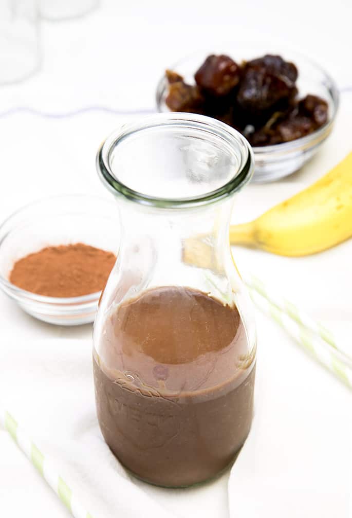  Un smoothie Paléo sain à base de seulement 4 ingrédients, dont du lait d'amande ou de coco, des dattes, des bananes et de la poudre de cacao. Comme un gros singe, mais sans sucre ajouté!