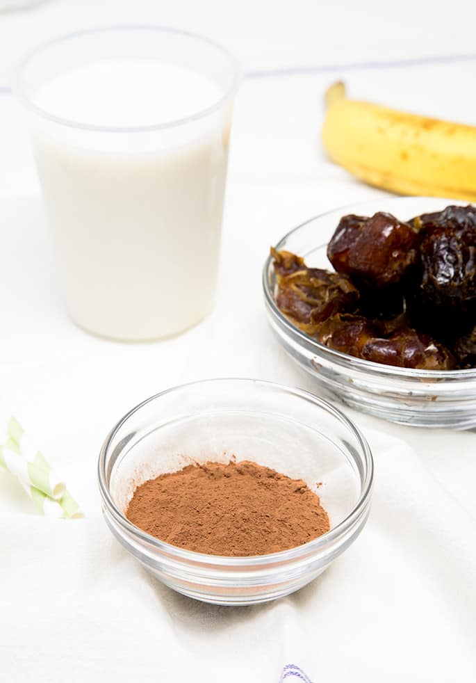  Un batido paleo saludable hecho con solo 4 ingredientes, incluyendo leche de almendras o coco, dátiles, plátanos y cacao en polvo. Como chunky monkey, pero sin azúcar añadido!