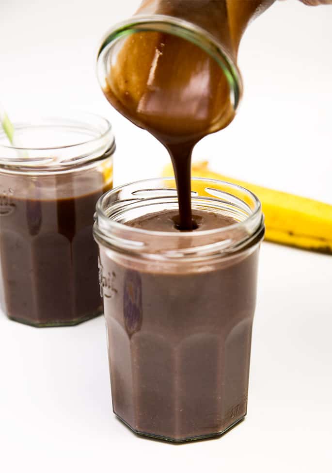 um batido de Paleo saudável feito com apenas 4 ingredientes, incluindo leite de amêndoa ou de coco, tâmaras, bananas e cacau em pó. Como o Chunky monkey, mas sem açúcar!