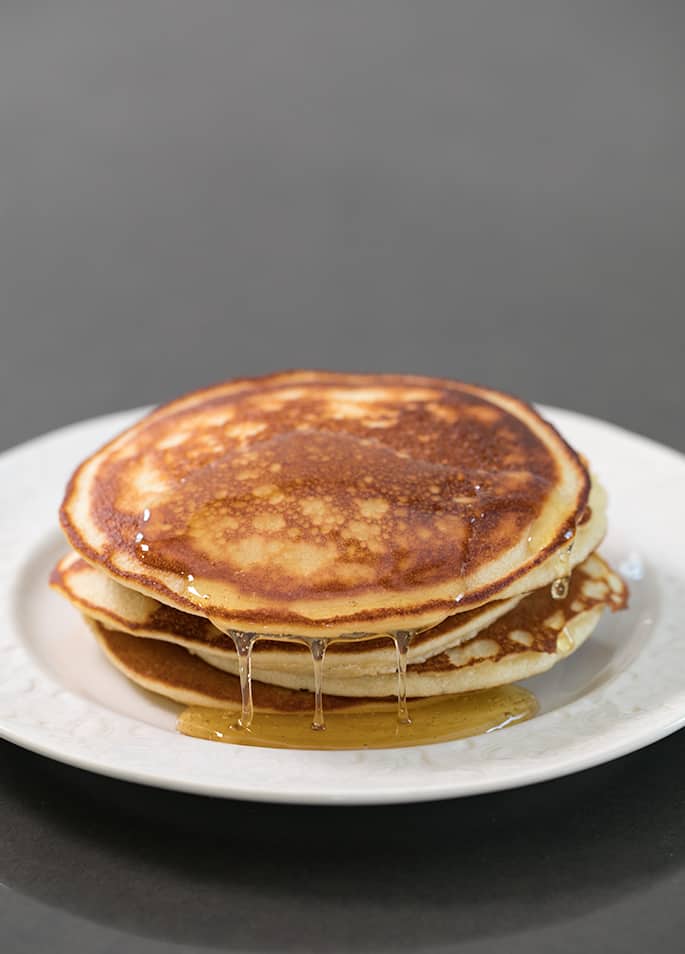 Diese leicht süßen Paleo-Pfannkuchen werden mit Mandelmehl hergestellt, so dass sie von Natur aus kohlenhydratarm sind und tatsächlich wie echte Pfannkuchen schmecken. Genießen Sie sie mit Ahornsirup oder pur. Und stellen Sie Ihr eigenes Paleo-Backpulver für fluffige Pfannkuchen her!'re naturally low carb and actually taste like "real" pancakes. Enjoy them with maple syrup, or plain. And make your own Paleo baking powder easily for fluffy pancakes!