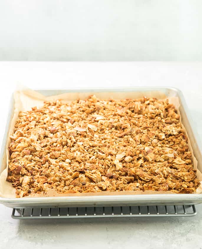 denne sprøde, crunchy protein granola er lavere i fedt og sukker, men stadig en tilfredsstillende morgenmad eller snack—i jordnøddesmør eller chokolade sort!