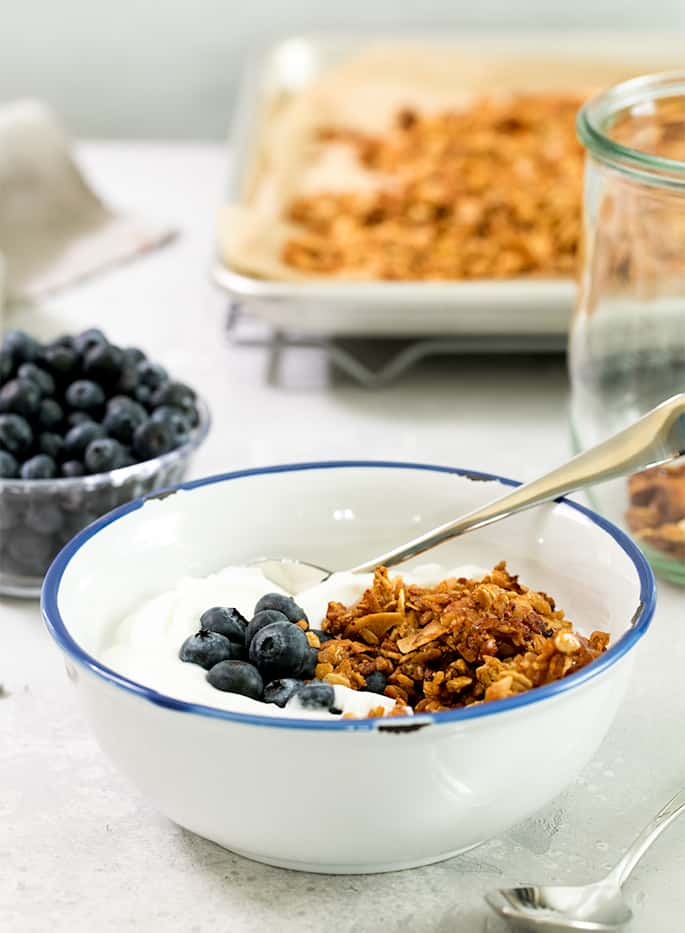 ta chrupiąca, chrupiąca granola białkowa ma mniejszą zawartość tłuszczu i cukru, ale nadal jest satysfakcjonującą przekąską lub śniadaniem—w maśle orzechowym lub czekoladzie!