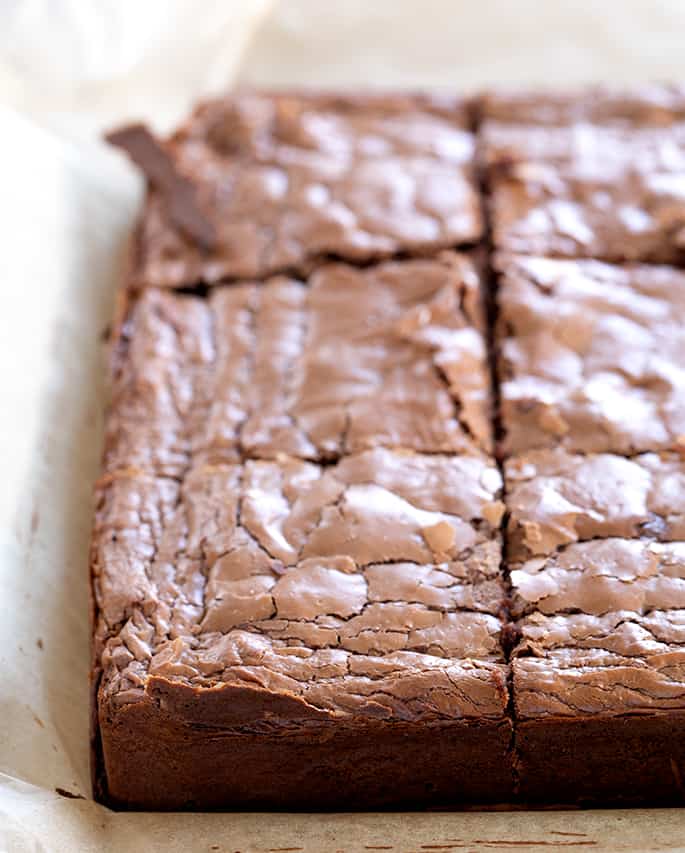 Estos brownies de Nutella, masticables y ricos, son naturalmente libres de gluten y están realmente hechos con sólo 3 simples ingredientes: Nutella para untar, huevos y harina de almendras. 