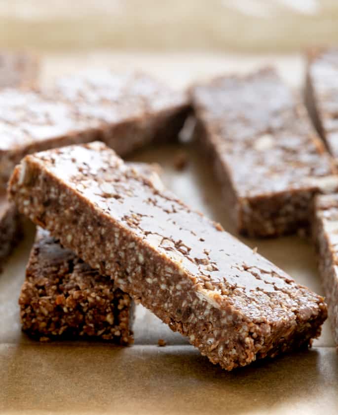 dit meester-Larabarrecept is het geheim om uw favoriete bars thuis te maken met welke smaak u maar wilt, in slechts enkele minuten. De perfecte glutenvrije snacks!