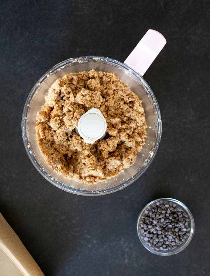 dit meester-Larabarrecept is het geheim om uw favoriete bars thuis te maken met welke smaak u maar wilt, in slechts enkele minuten. De perfecte glutenvrije snacks!