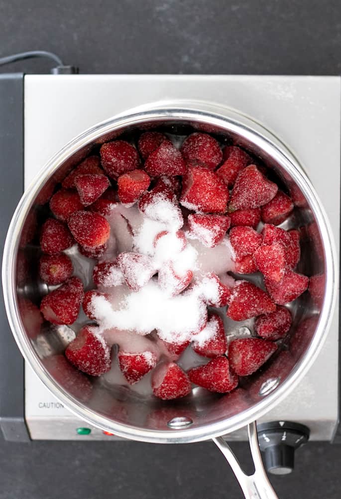 Ingrédients de la purée de fraises crue dans la casserole