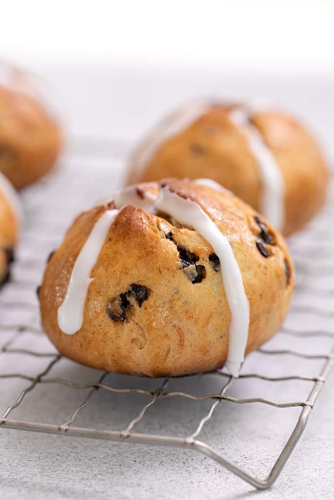 Hot cross buns with frosting crosses on wire rack