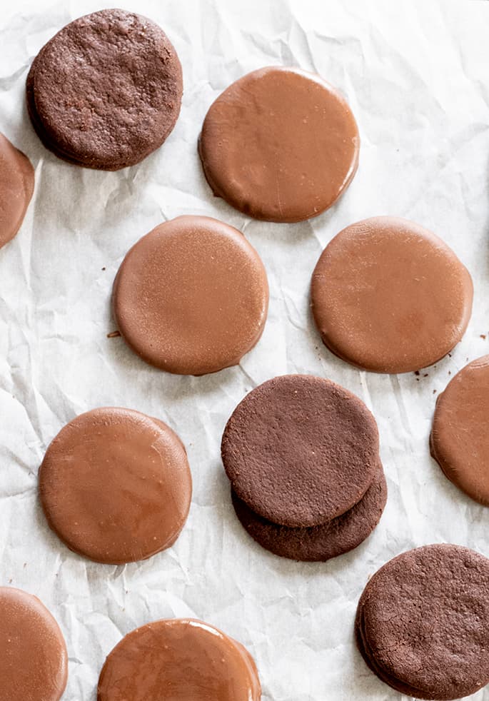 Gluten free thin mints cookies, some coated in chocolate, some plain.