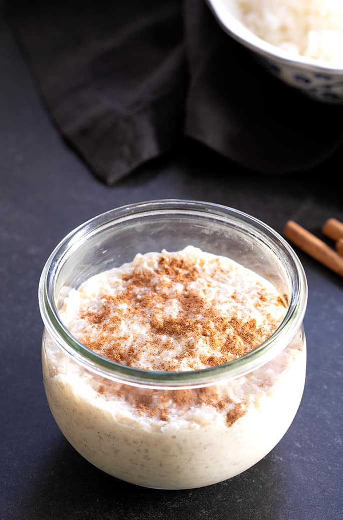 Learn how to make rice pudding with any kind of rice, whether it's cooked or raw, and with any kind of milk. All it takes is a few basic ingredients to serve it warm or cold.