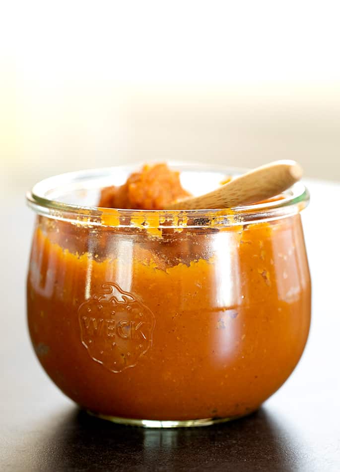 Pumpkin butter in a Weck jar with a spoon