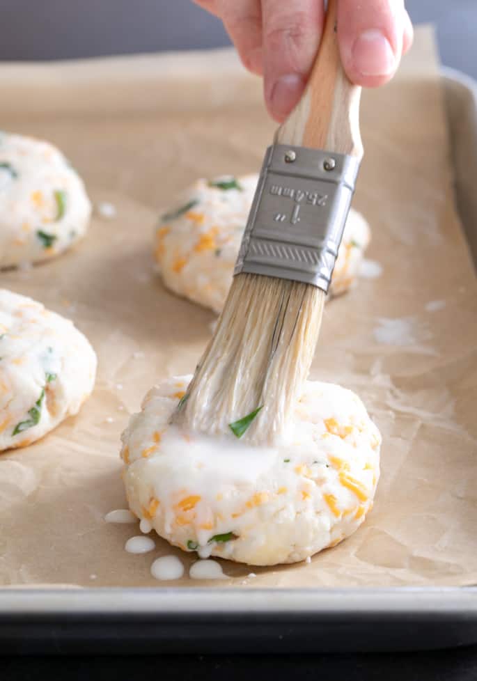 https://glutenfreeonashoestring.com/wp-content/uploads/2016/03/Cheddar-Bay-Biscuits-raw-brushing-tops.jpg