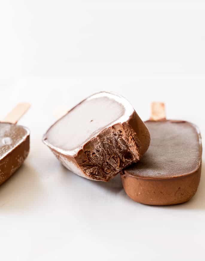 This fudgesicles recipe is made with just 4 healthy ingredients, and couldn't be easier. Put the ice cream truck to shame this summer!