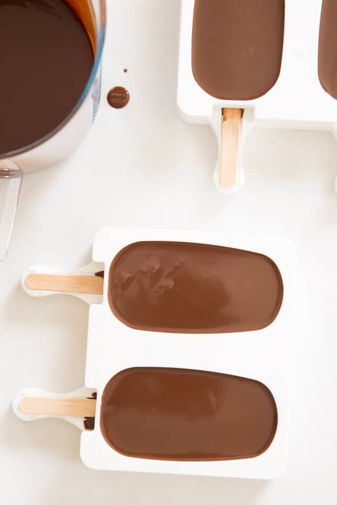 This fudgesicles recipe is made with just 4 healthy ingredients, and couldn't be easier. Put the ice cream truck to shame this summer!