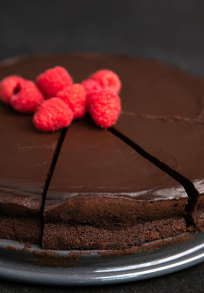 Flourless chocolate cake with raspberries with 4 cuts