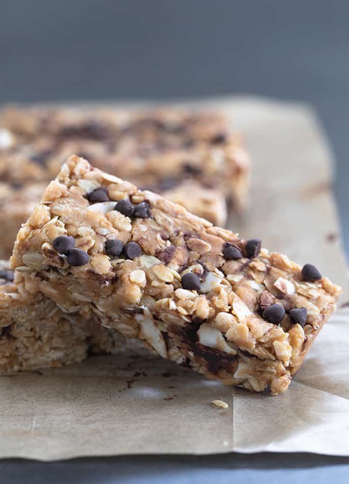 These homemade peanut butter granola bars are chewy bars made with oats and honey. Skip the boxed bars and grab these healthy, no bake treats instead.