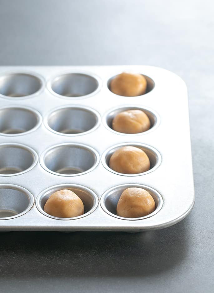 A soft graham cracker crust with the simplest cheesecake filling makes these cheesecake cookie cups the perfect cookie plate surprise.