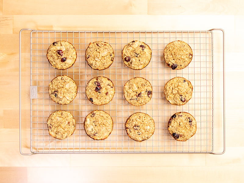 12 baked oatmeal cups on wire rack on wood table