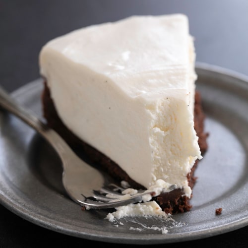 slice of gluten free marshmallow cheesecake with chocolate cookie crust